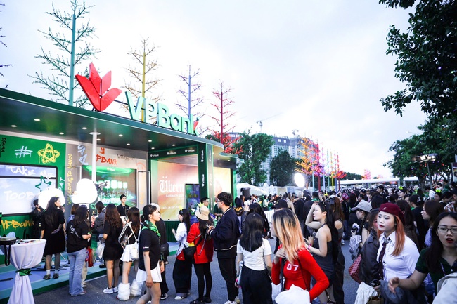 “Biển người” đổ về Concert GDRAGON – Khu vực check-in biến thành sàn diễn thời trang BIẾN THÀNH SÀN DIỄN THỜI TRANG - Ảnh 4.