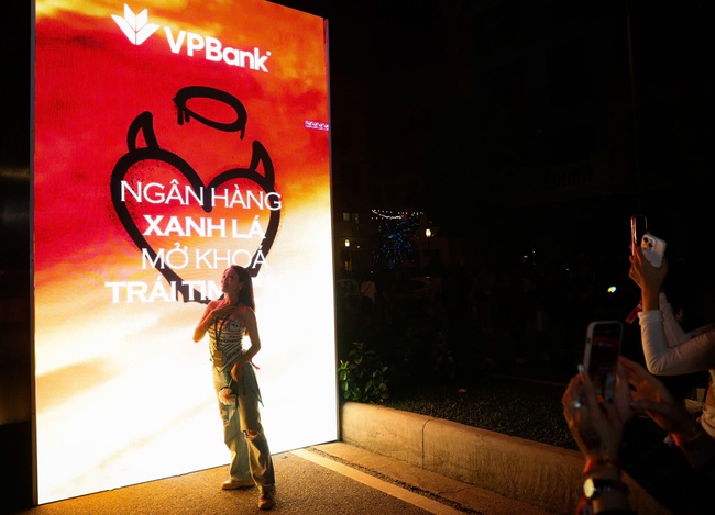 “Biển người” đổ về Concert GDRAGON – Khu vực check-in biến thành sàn diễn thời trang BIẾN THÀNH SÀN DIỄN THỜI TRANG - Ảnh 5.