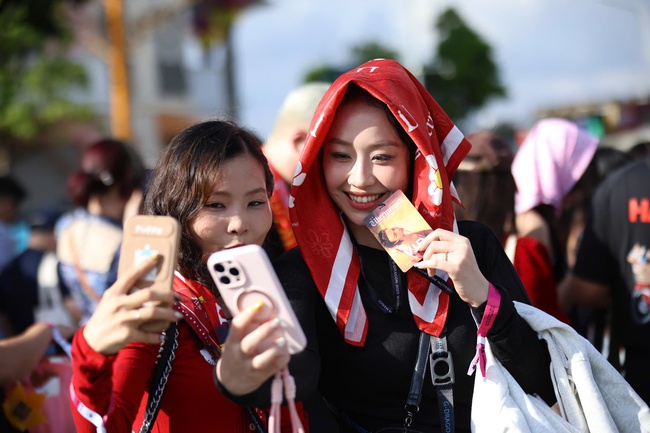 “Biển người” đổ về Concert GDRAGON – Khu vực check-in biến thành sàn diễn thời trang BIẾN THÀNH SÀN DIỄN THỜI TRANG - Ảnh 9.