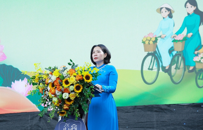 Hàng trăm phụ nữ Thủ đô đồng diễn Áo dài: Di sản Áo dài tỏa sáng - Ảnh 1. Hàng trăm phụ nữ Thủ đô đồng diễn Áo dài: Di sản Áo dài tỏa sáng - Ảnh 1.