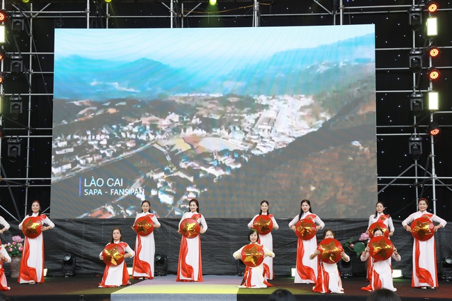 Hàng trăm phụ nữ Thủ đô đồng diễn Áo dài: Di sản Áo dài tỏa sáng - Ảnh 3. Hàng trăm phụ nữ Thủ đô đồng diễn Áo dài: Di sản Áo dài tỏa sáng - Ảnh 3.