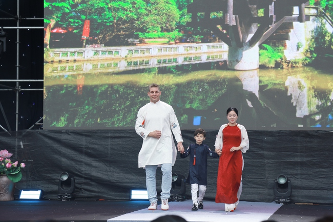 Hàng trăm phụ nữ Thủ đô đồng diễn Áo dài: Di sản Áo dài tỏa sáng - Ảnh 6. Hàng trăm phụ nữ Thủ đô đồng diễn Áo dài: Di sản Áo dài tỏa sáng - Ảnh 6.