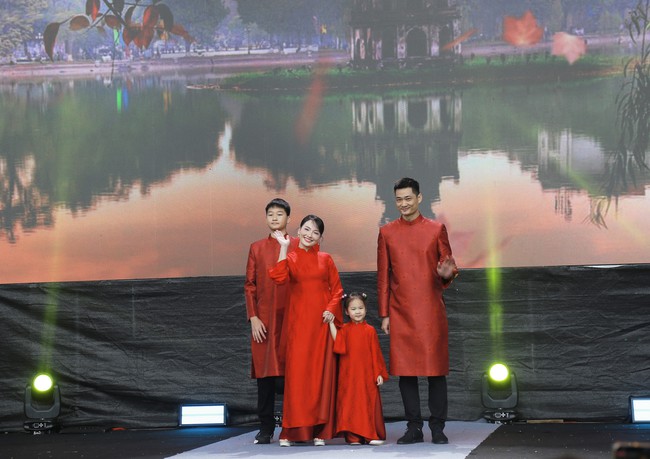 Hàng trăm phụ nữ Thủ đô đồng diễn Áo dài: Di sản Áo dài tỏa sáng - Ảnh 5. Hàng trăm phụ nữ Thủ đô đồng diễn Áo dài: Di sản Áo dài tỏa sáng - Ảnh 5.