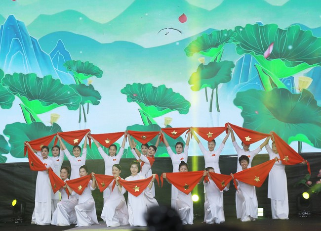 Hàng trăm phụ nữ Thủ đô đồng diễn Áo dài: Di sản Áo dài tỏa sáng - Ảnh 7. Hàng trăm phụ nữ Thủ đô đồng diễn Áo dài: Di sản Áo dài tỏa sáng - Ảnh 7.