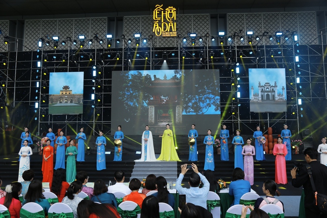 Hàng trăm phụ nữ Thủ đô đồng diễn Áo dài: Di sản Áo dài tỏa sáng - Ảnh 8. Hàng trăm phụ nữ Thủ đô đồng diễn Áo dài: Di sản Áo dài tỏa sáng - Ảnh 8.