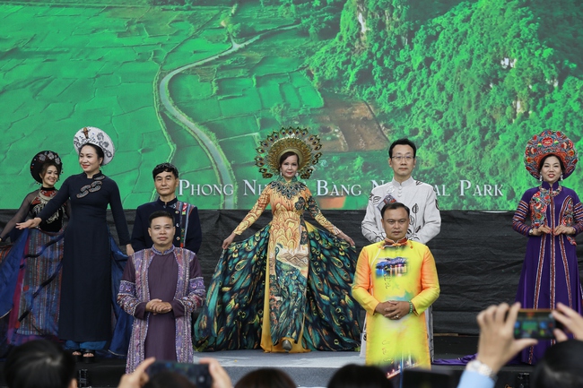 Hàng trăm phụ nữ Thủ đô đồng diễn Áo dài: Di sản Áo dài tỏa sáng - Ảnh 2. Hàng trăm phụ nữ Thủ đô đồng diễn Áo dài: Di sản Áo dài tỏa sáng - Ảnh 2.