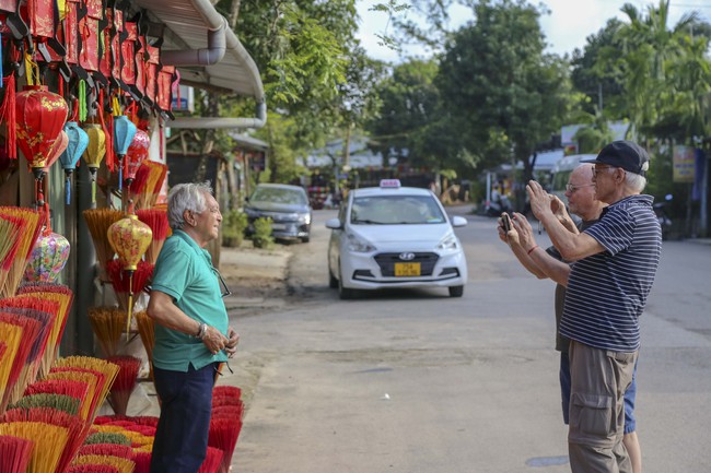 Giữ nghề truyền thống kết hợp phát triển du lịch tại làng hương Thủy Xuân - Ảnh 15.