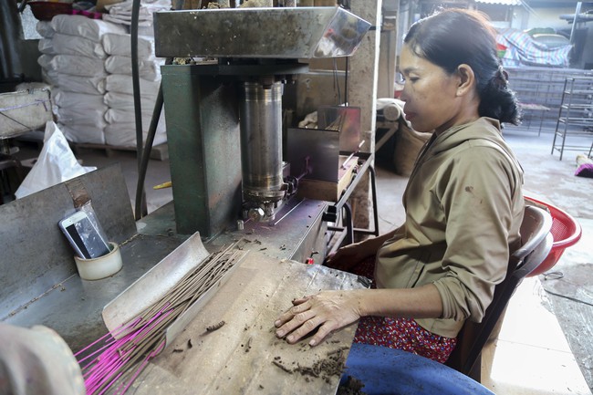 Giữ nghề truyền thống kết hợp phát triển du lịch tại làng hương Thủy Xuân - Ảnh 10.