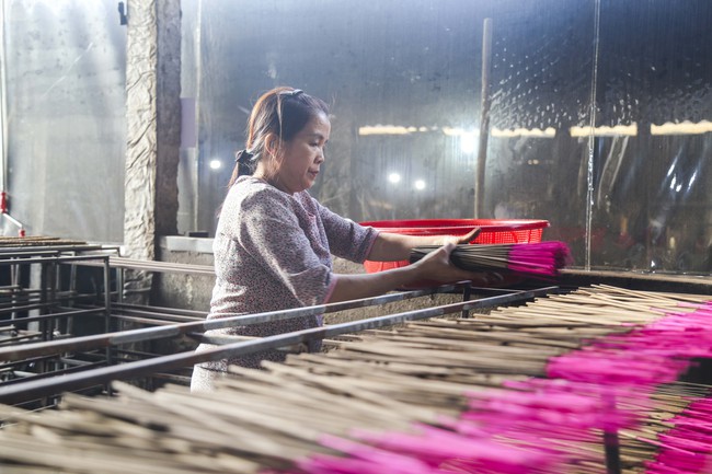 Giữ nghề truyền thống kết hợp phát triển du lịch tại làng hương Thủy Xuân - Ảnh 1.