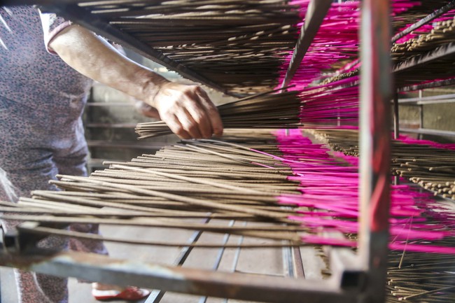 Giữ nghề truyền thống kết hợp phát triển du lịch tại làng hương Thủy Xuân - Ảnh 7.