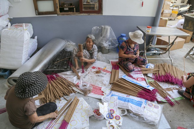 Giữ nghề truyền thống kết hợp phát triển du lịch tại làng hương Thủy Xuân - Ảnh 2.