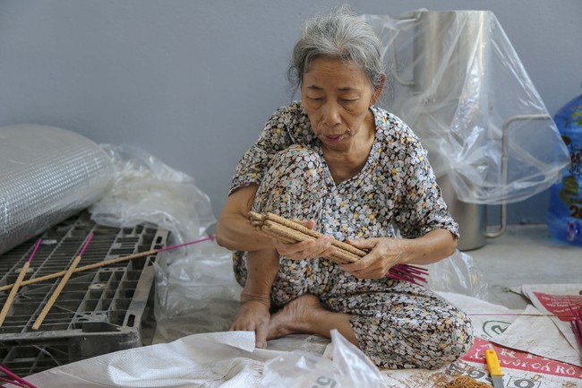 Giữ nghề truyền thống kết hợp phát triển du lịch tại làng hương Thủy Xuân - Ảnh 4.