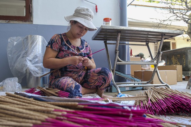 Giữ nghề truyền thống kết hợp phát triển du lịch tại làng hương Thủy Xuân - Ảnh 11.