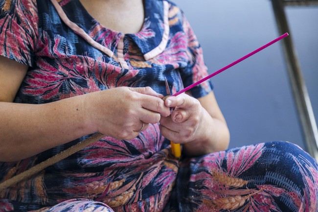 Giữ nghề truyền thống kết hợp phát triển du lịch tại làng hương Thủy Xuân - Ảnh 3.