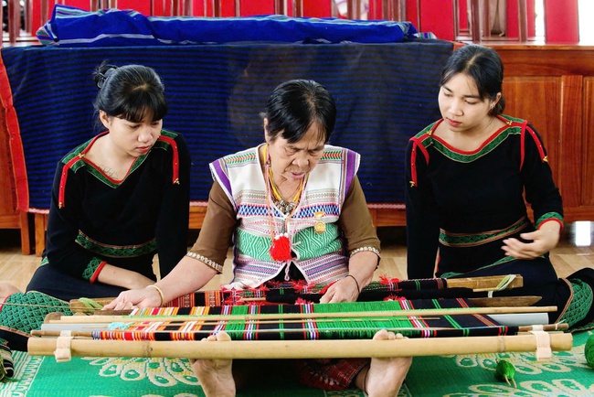 Lâm Đồng tập huấn phương pháp điều tra, kiểm kê di sản văn hoá nghề dệt thổ cẩm của dân tộc Mạ - Ảnh 1.