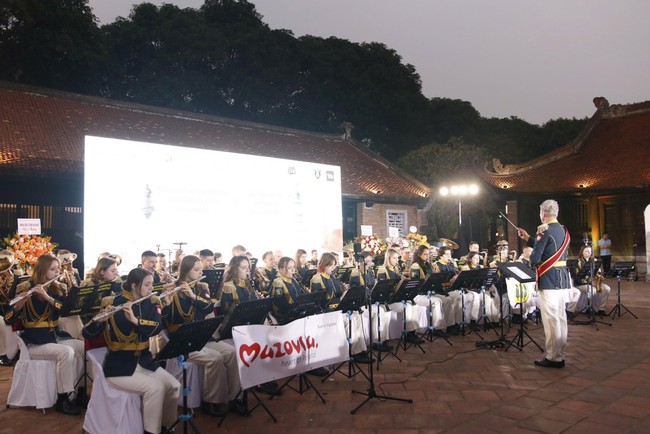 Gắn kết tình hữu nghị Việt Nam - Ba Lan qua âm nhạc và hội họa - Ảnh 7. Gắn kết tình hữu nghị Việt Nam - Ba Lan qua âm nhạc và hội họa - Ảnh 7.