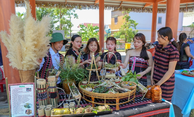 Tăng cường quảng bá tiềm năng du lịch miền núi, giới thiệu nét đẹp thiên nhiên và văn hóa độc đáo của các dân tộc thiểu số - Ảnh 2. Tăng cường quảng bá tiềm năng du lịch miền núi, giới thiệu nét đẹp thiên nhiên và văn hóa độc đáo của các dân tộc thiểu số - Ảnh 2.