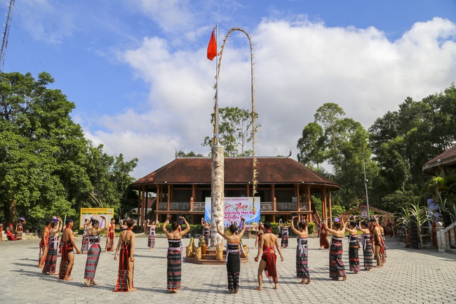 Huế tăng tốc các chương trình giảm nghèo vùng khó - Ảnh 3.