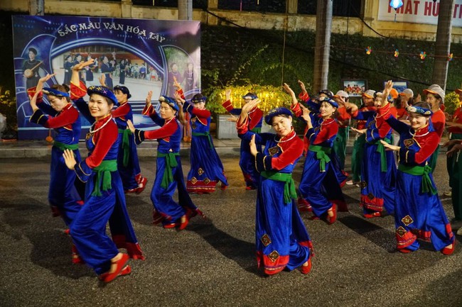Tập trung triển khai có hiệu quả phong trào “Toàn dân đoàn kết xây dựng đời sống văn hóa” ở Lào Cai - Ảnh 2.