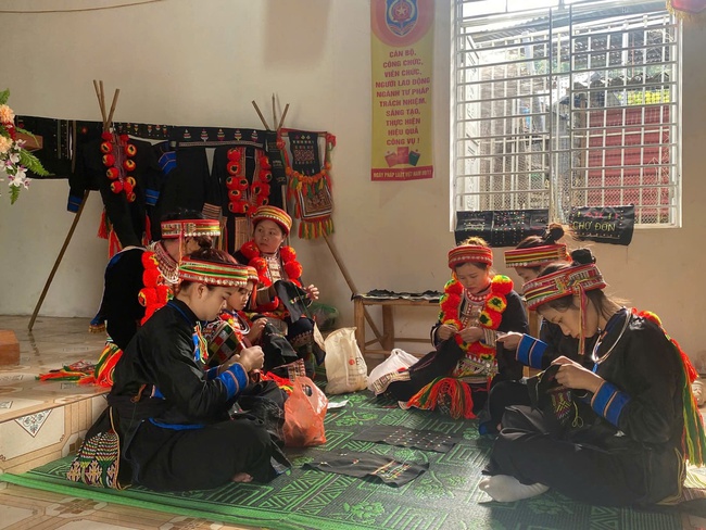 Gìn giữ và lan tỏa giá trị văn hóa dân tộc Dao qua lớp truyền dạy hát Páo dung và trang phục truyền thống - Ảnh 2. Gìn giữ và lan tỏa giá trị văn hóa dân tộc Dao qua lớp truyền dạy hát Páo dung và trang phục truyền thống - Ảnh 2.