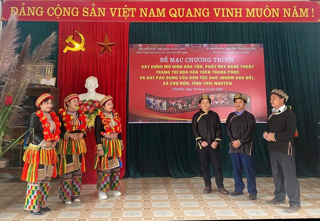 Gìn giữ và lan tỏa giá trị văn hóa dân tộc Dao qua lớp truyền dạy hát Páo dung và trang phục truyền thống - Ảnh 1. Gìn giữ và lan tỏa giá trị văn hóa dân tộc Dao qua lớp truyền dạy hát Páo dung và trang phục truyền thống - Ảnh 1.