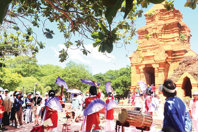 Khi di sản thành sản phẩm du lịch đặc thù - Ảnh 1.