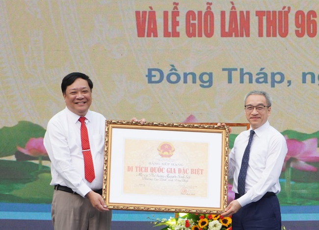 Đồng Tháp đón nhận Bằng xếp hạng Di tích quốc gia đặc biệt mộ cụ Phó bảng Nguyễn Sinh Sắc - Ảnh 1. Đồng Tháp đón nhận Bằng xếp hạng Di tích quốc gia đặc biệt mộ cụ Phó bảng Nguyễn Sinh Sắc - Ảnh 1.