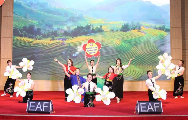 Lào Cai: 25 năm lan tỏa phong trào “Toàn dân đoàn kết xây dựng đời sống văn hóa” - Ảnh 1.