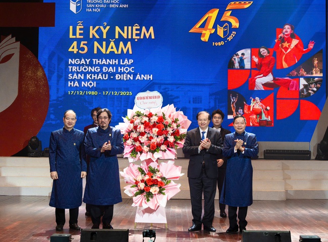 Thứ trưởng Bộ VHTTDL Tạ Quang Đông dự Lễ kỷ niệm 45 năm thành lập Trường Đại học Sân khấu – Điện ảnh Hà Nội - Ảnh 2. Thứ trưởng Bộ VHTTDL Tạ Quang Đông dự Lễ kỷ niệm 45 năm thành lập Trường Đại học Sân khấu – Điện ảnh Hà Nội - Ảnh 2.