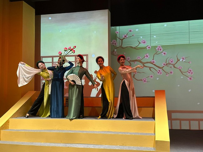 Tour "Ký ức Cột cờ" - Trải nghiệm di sản kết hợp giữa giá trị lịch sử, công nghệ số và cảm xúc - Ảnh 7. Tour "Ký ức Cột cờ" - Trải nghiệm di sản kết hợp giữa giá trị lịch sử, công nghệ số và cảm xúc - Ảnh 7.