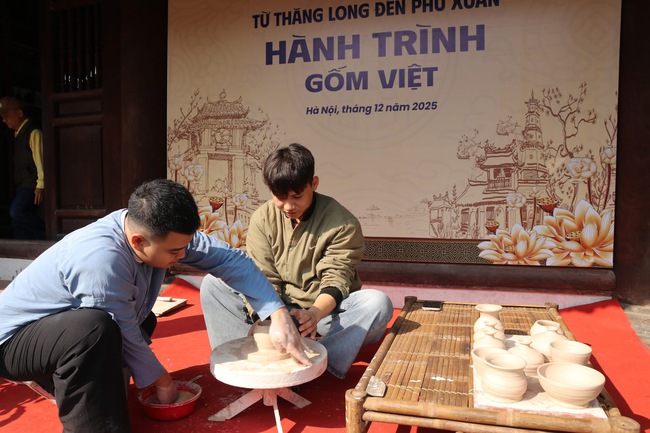 Hành trình gốm Việt: Dòng chảy văn hóa từ Thăng Long đến Phú Xuân - Ảnh 7. Hành trình gốm Việt: Dòng chảy văn hóa từ Thăng Long đến Phú Xuân - Ảnh 7.