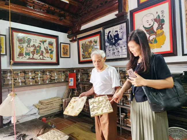 Giữ hồn tranh Đông Hồ trong đời sống đương đại - Ảnh 1. Giữ hồn tranh Đông Hồ trong đời sống đương đại - Ảnh 1.