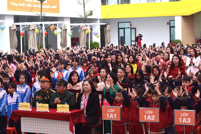 Gạch nối ba thế hệ trên “Chuyến tàu yêu thương - Mang sách đến trường" - Ảnh 2.