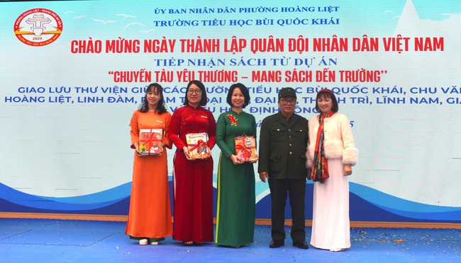 Gạch nối ba thế hệ trên “Chuyến tàu yêu thương - Mang sách đến trường" - Ảnh 5.