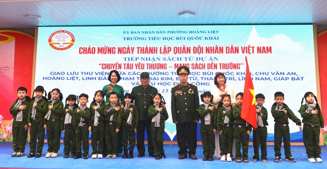 Gạch nối ba thế hệ trên “Chuyến tàu yêu thương - Mang sách đến trường" - Ảnh 9.