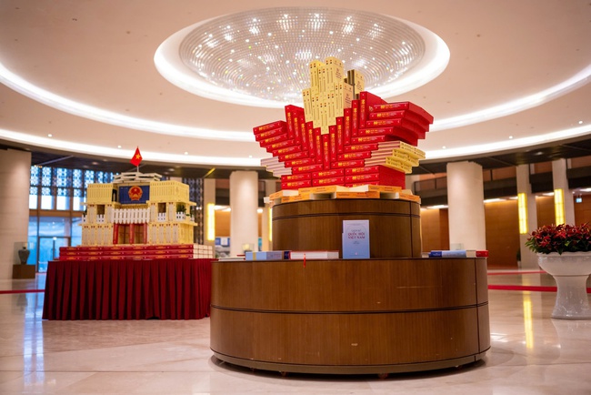 Khai trương Bảo tàng Quốc hội Việt Nam và công bố các bộ sách, ấn phẩm và phát hành bộ tem bưu chính Kỷ niệm 80 năm Quốc hội Việt Nam - Ảnh 6. Khai trương Bảo tàng Quốc hội Việt Nam và công bố các bộ sách, ấn phẩm và phát hành bộ tem bưu chính Kỷ niệm 80 năm Quốc hội Việt Nam - Ảnh 6.