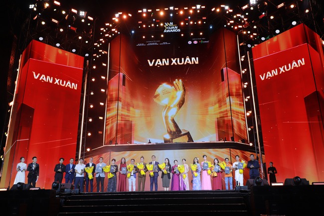 ODE Group được vinh danh “Công ty Truyền thông Sáng tạo của năm 2025” tại Vạn Xuân Awards 2025 - Ảnh 1. ODE Group được vinh danh “Công ty Truyền thông Sáng tạo của năm 2025” tại Vạn Xuân Awards 2025 - Ảnh 1.