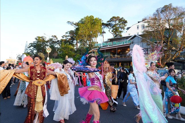 Miss Cosmo 2025 góp phần định vị bản sắc văn hóa du lịch Việt Nam độc đáo - Ảnh 2. Miss Cosmo 2025 góp phần định vị bản sắc văn hóa du lịch Việt Nam độc đáo - Ảnh 2.