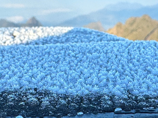 Fansipan xuất hiện lớp băng dày nhất từ đầu mùa đông - Ảnh 1.