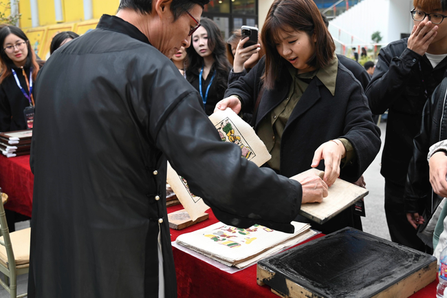 "Đánh thức" di sản tranh dân gian Đông Hồ bằng ngôn ngữ sân khấu - Ảnh 2.