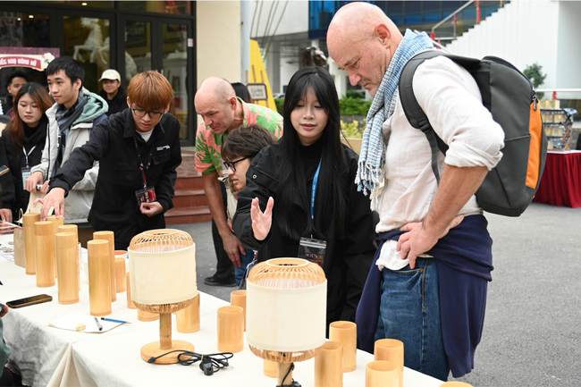 "Đánh thức" di sản tranh dân gian Đông Hồ bằng ngôn ngữ sân khấu - Ảnh 4.