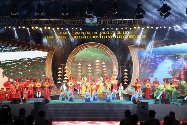 Vĩnh Long đẩy mạnh hoàn thiện thể chế, lan tỏa bản sắc văn hóa và nâng cao chất lượng đời sống tinh thần nhân dân - Ảnh 1.