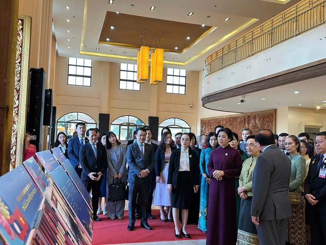 Khai mạc Tuần Phim Việt Nam và Triển lãm Ảnh Quan hệ Việt Nam - Lào - Ảnh 3. Khai mạc Tuần Phim Việt Nam và Triển lãm Ảnh Quan hệ Việt Nam - Lào - Ảnh 3.