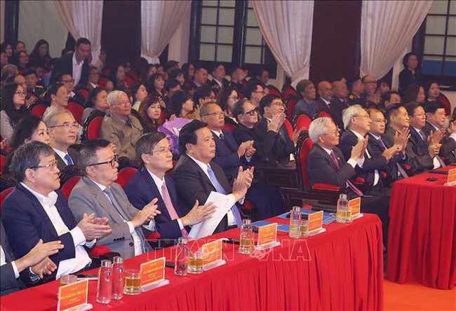 Lễ trao tặng thưởng các tác phẩm lý luận, phê bình văn học, nghệ thuật xuất bản - Ảnh 1.