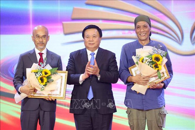 Lễ trao tặng thưởng các tác phẩm lý luận, phê bình văn học, nghệ thuật xuất bản - Ảnh 3.