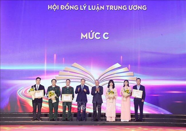 Lễ trao tặng thưởng các tác phẩm lý luận, phê bình văn học, nghệ thuật xuất bản - Ảnh 5.
