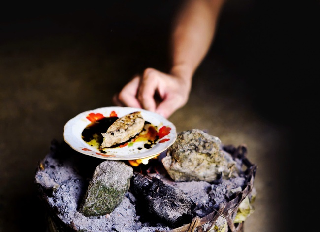 Người Dao Tiền gìn giữ văn hóa vẽ sáp ong trên vải – điểm nhấn du lịch, giúp ổn định sinh kế và giảm nghèo bền vững ở Xuân Sơn - Ảnh 2. Người Dao Tiền gìn giữ văn hóa vẽ sáp ong trên vải – điểm nhấn du lịch, giúp ổn định sinh kế và giảm nghèo bền vững ở Xuân Sơn - Ảnh 2.