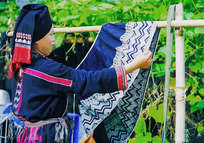 Người Dao Tiền gìn giữ văn hóa vẽ sáp ong trên vải – điểm nhấn du lịch, giúp ổn định sinh kế và giảm nghèo bền vững ở Xuân Sơn - Ảnh 1. Người Dao Tiền gìn giữ văn hóa vẽ sáp ong trên vải – điểm nhấn du lịch, giúp ổn định sinh kế và giảm nghèo bền vững ở Xuân Sơn - Ảnh 1.