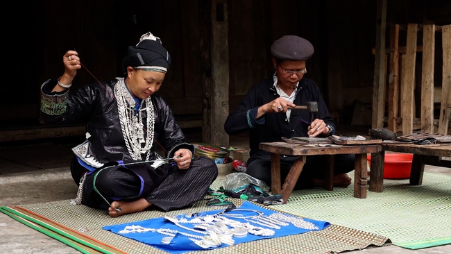 Gìn giữ nghề chạm bạc - Nét đẹp văn hóa của người Nùng - Ảnh 3. Gìn giữ nghề chạm bạc - Nét đẹp văn hóa của người Nùng - Ảnh 3.