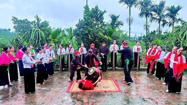 Yên Lập phát huy vai trò người có uy tín trong bảo tồn văn hóa và phát triển kinh tế bền vững - Ảnh 1. Yên Lập phát huy vai trò người có uy tín trong bảo tồn văn hóa và phát triển kinh tế bền vững - Ảnh 1.